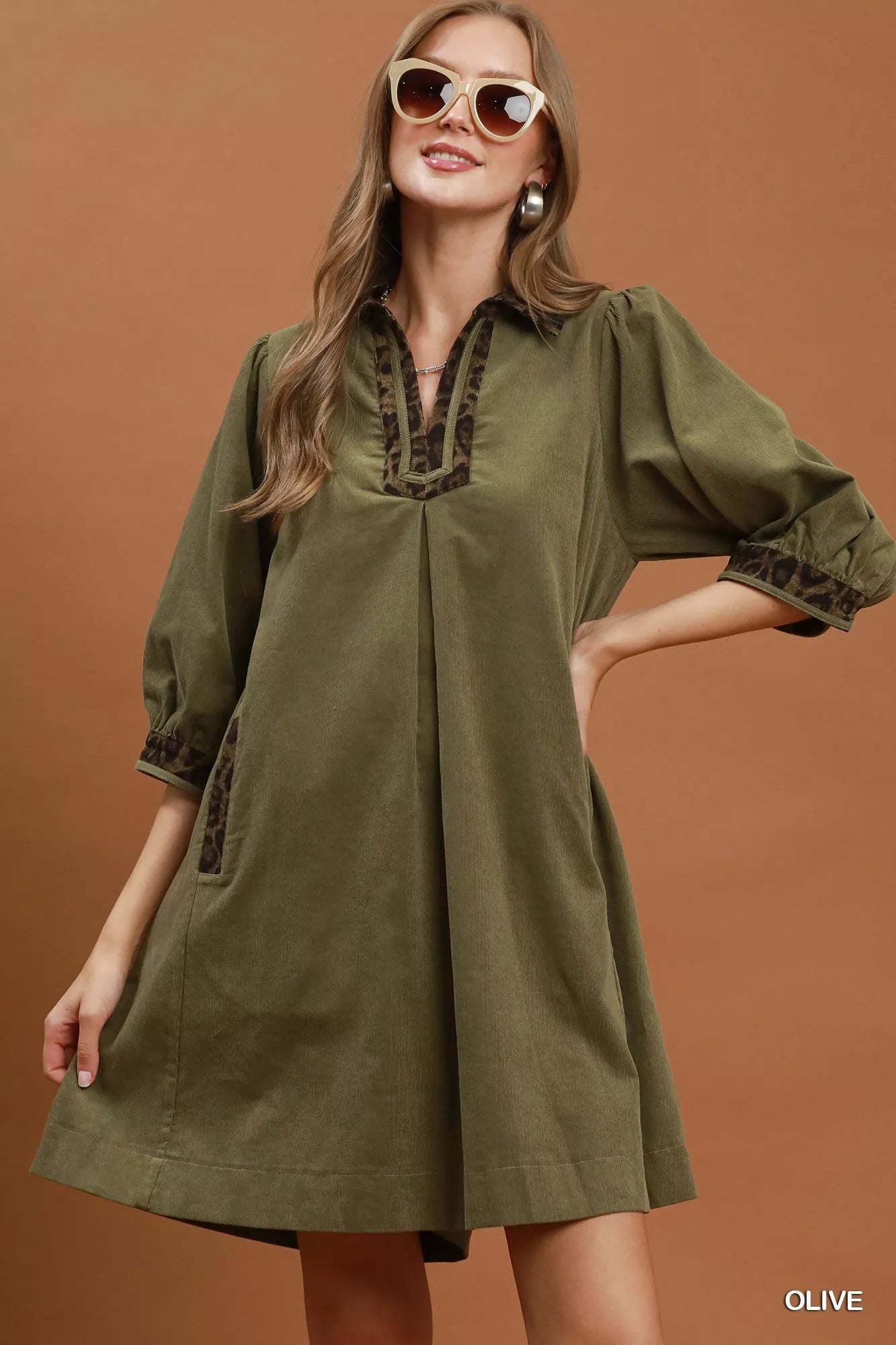 Simmer & Fay – model wearing Umgee olive V-neck shift dress with contrast trim, 3/4 sleeves, and relaxed fit