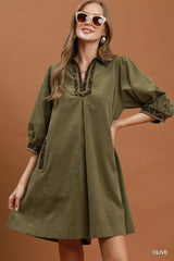 Simmer & Fay – model wearing Umgee olive V-neck shift dress with contrast trim, 3/4 sleeves, and relaxed fit