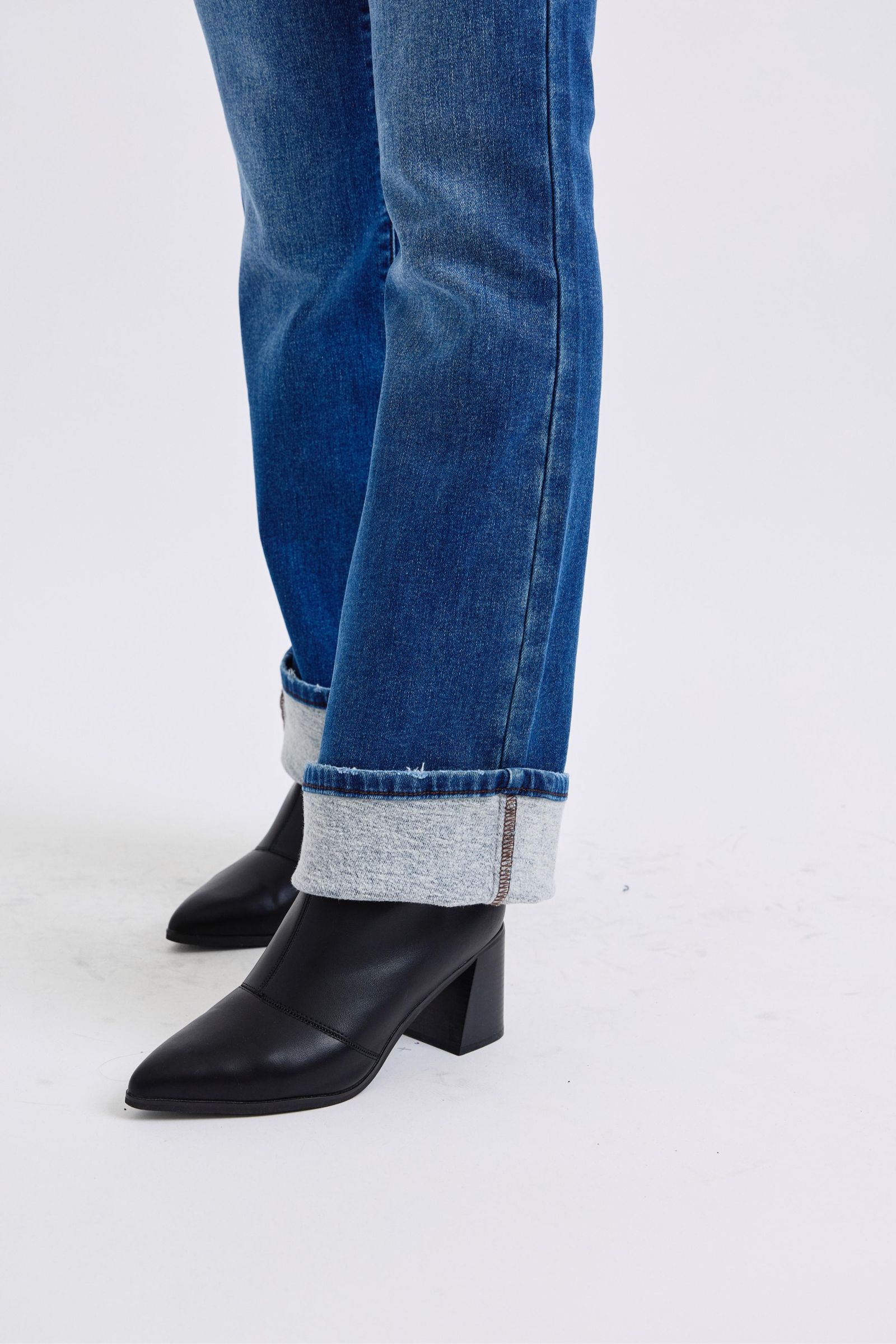 Mid-Rise Bootcut Jeans with Pockets Judy Blue