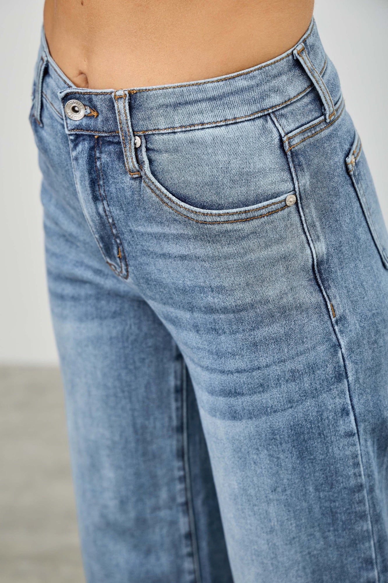 Mid Rise Cuffed Jeans With Stretch Jeans Saige Jeans