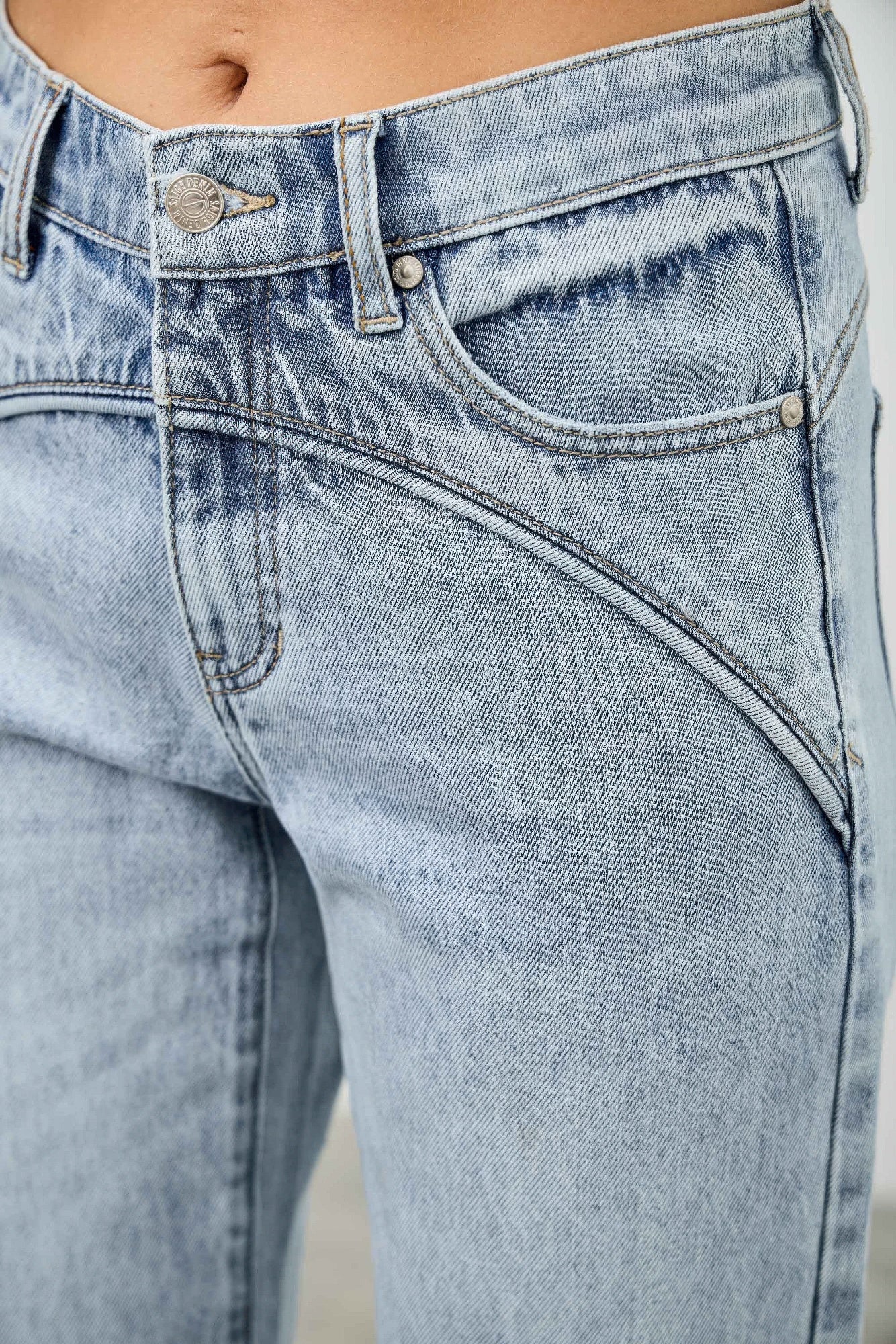 Mid Rise Straight Jeans With Piping Saige Jeans