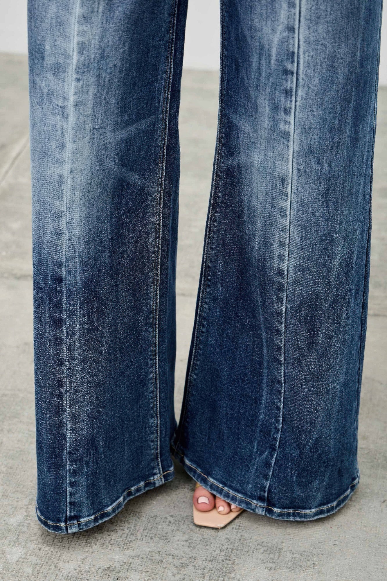 Mid Rise Wid Leg Jeans Saige Jeans