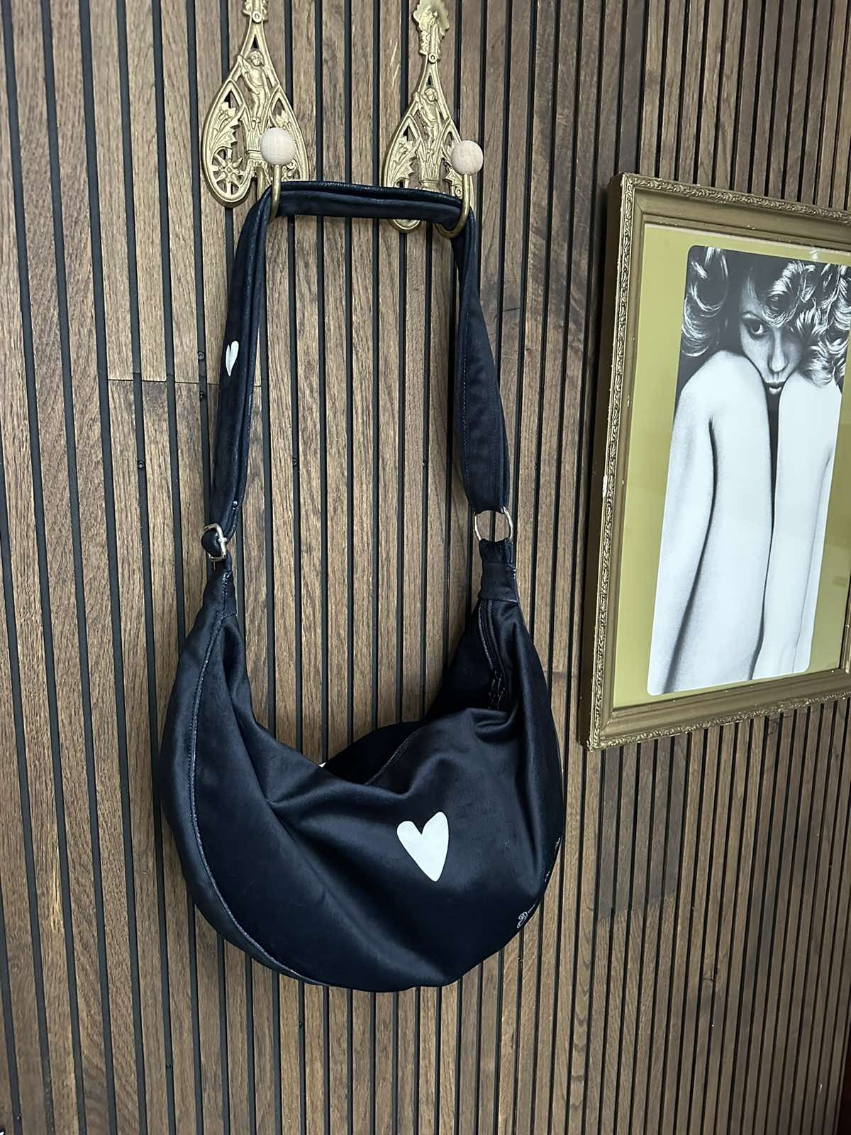 Hobo Bag Heart - Black Garbanota