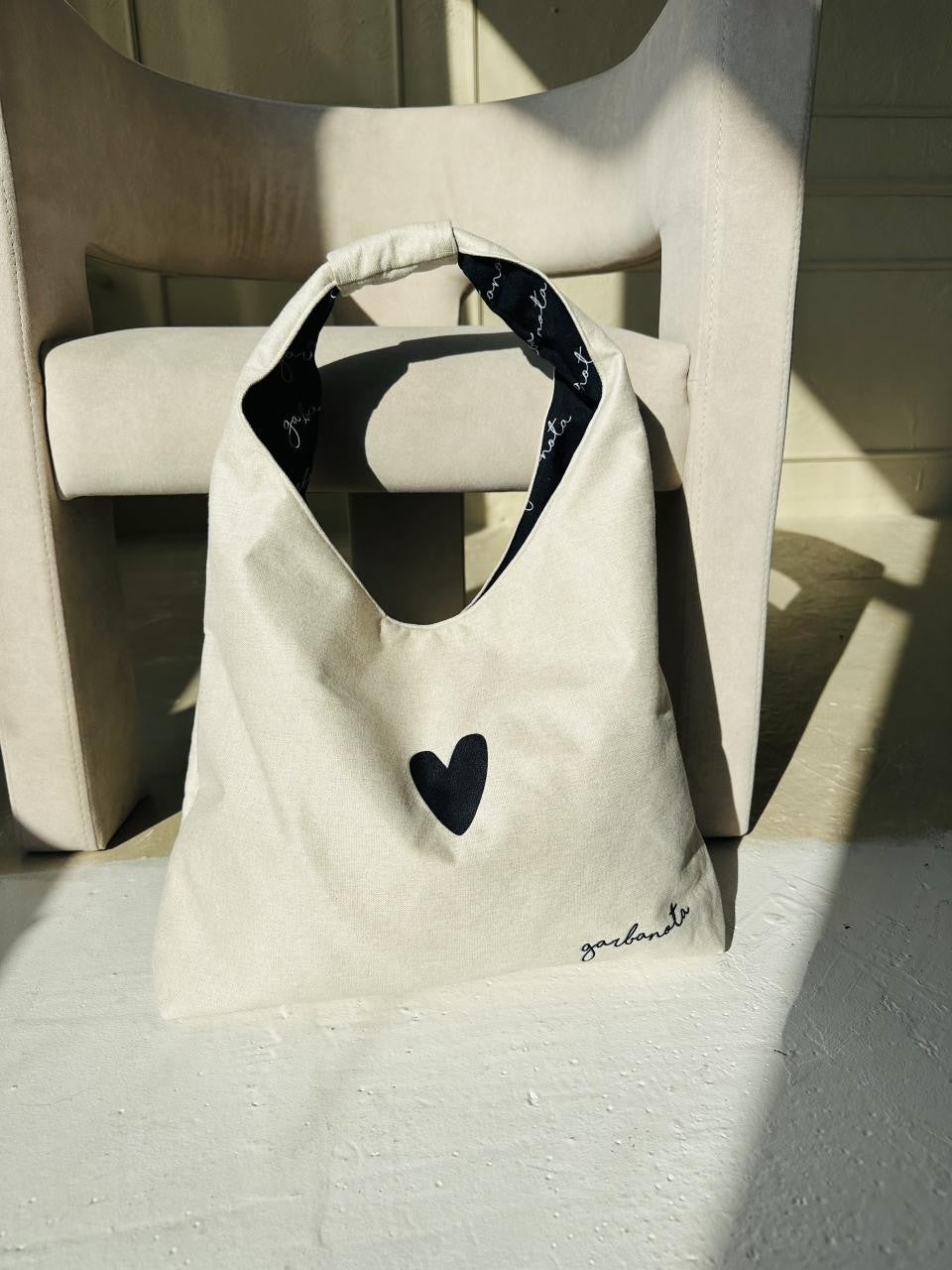 Moon Bag Heart - White Garbanota