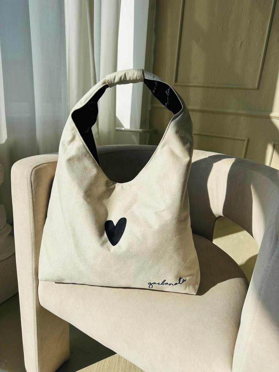 Moon Bag Heart - White Garbanota